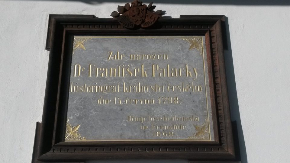 Sté výročí narození Františka Palackého oslavil návštěvou a připevněním pamětní desky nejeden spolek
