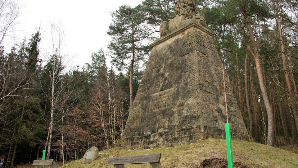 Kamenná mohyla ve tvaru komolého jehlanu se správcem české koruny