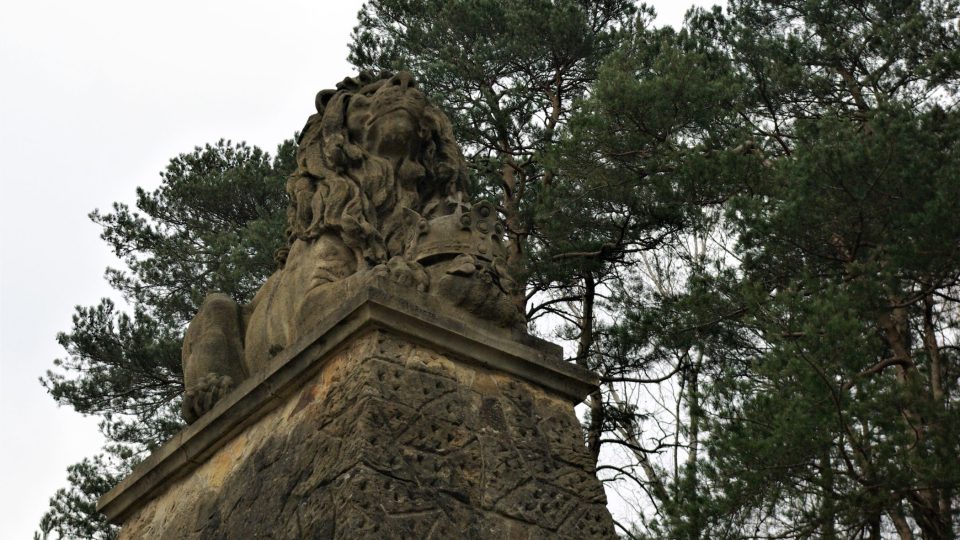Lev na mohyle v Konecchlumí se údajně dívá směrem na Prahu