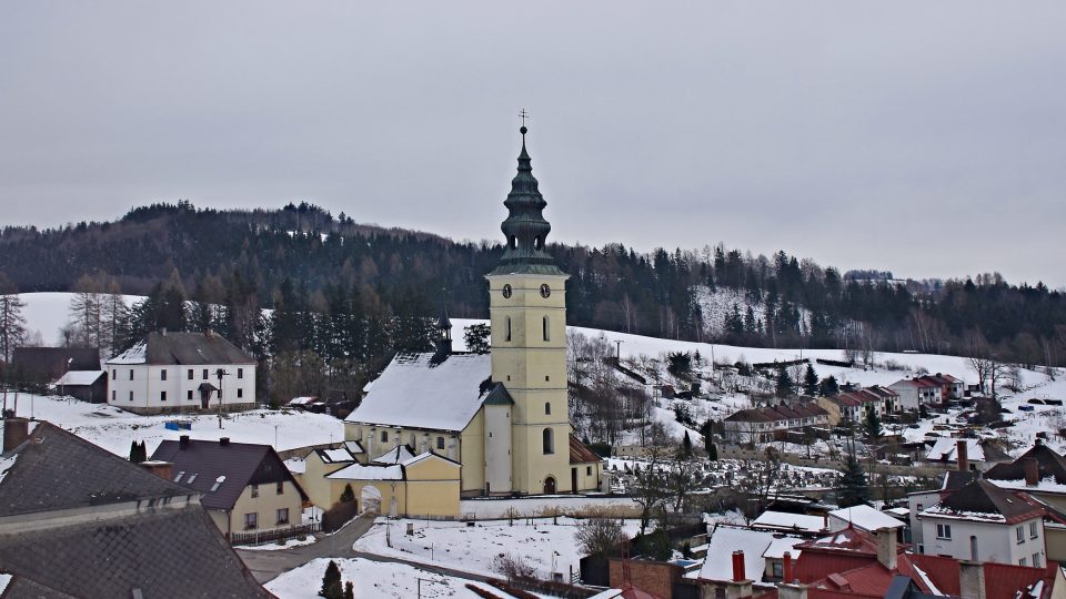 Pohled na farní kostel a faru