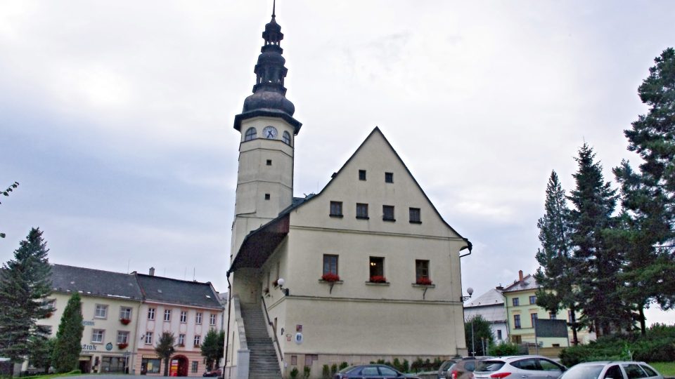 Štít radnice prozrazuje renesanční lomenou střechu