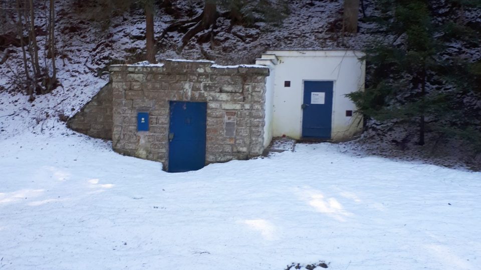 Vchod do podzemní, kde se ve skalách provrtaly další skalní prameny zásobující celé Mšensko vodou