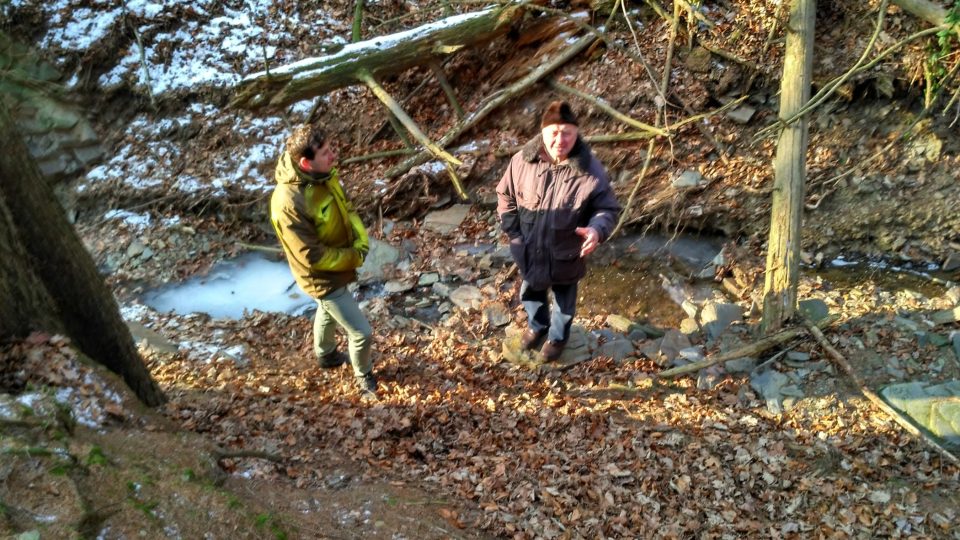 Pamětník událostí Zdeněk Brom s Vlastimilem Hloupým ze spolku Přátelé Železných hor