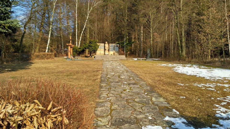 Pomník obyvatelům Lipovce a Licoměřic, kteří nepřežili Terezín