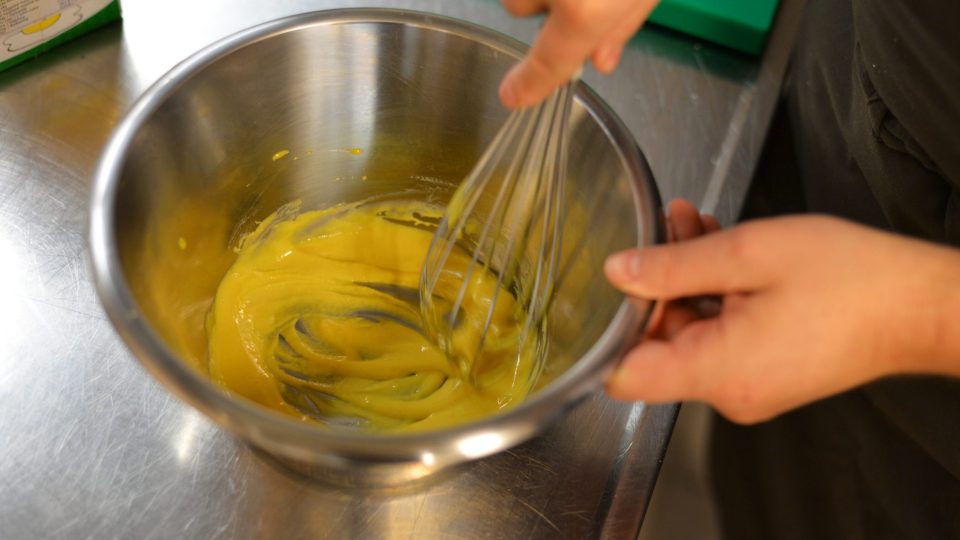 Dresink si připravíme tak, že smícháme hořčici se žloutky a s olejem, až se vytvoří „majonézová“ konzistence francouzského dresinku