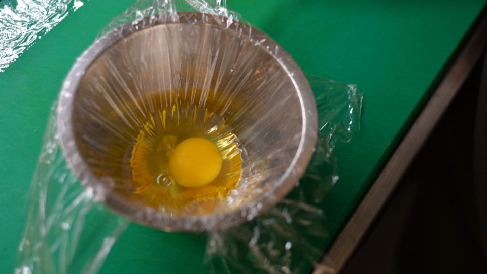 Přichystáme si pošírovaná vejce. Misku vyložíme potravinářskou folií, vymažeme olejem, aby se vejce nepřilepilo, vyklepneme vejce, folii zabalíme do „měšce“, vytlačíme vzduch, zatočíme a zavážeme
