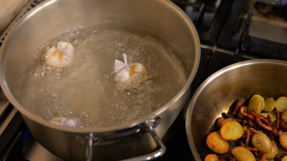 „Měšec“ s vajíčkem ponoříme do vody (vypadá to jako žloutek v želé) a vaříme 5 – 6 minut podle velikosti vajíčka