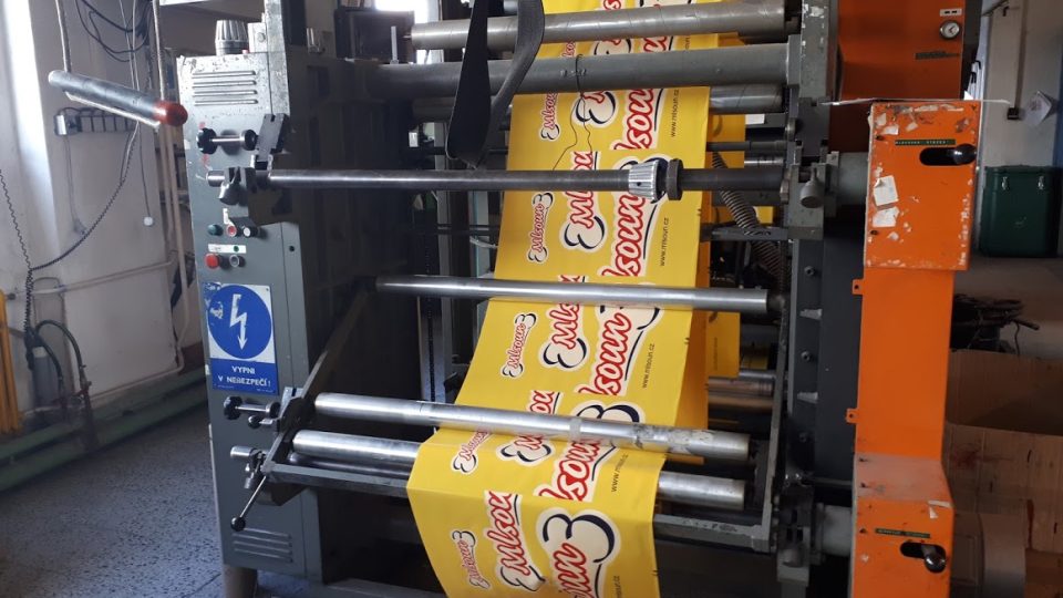 Tato výrobní linka původně tiskla nápisy na igelitové sáčky na mléko. Družstvo Směr na ní stále vyrábí igelitové tašky
