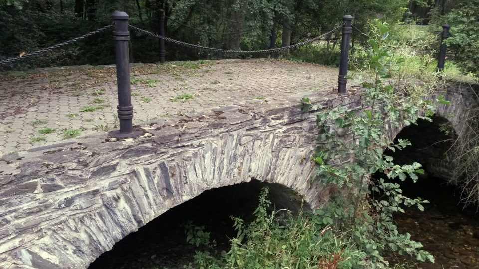 Nedaleko od pramene najdete i tento starý most se dvěma oblouky upraveno