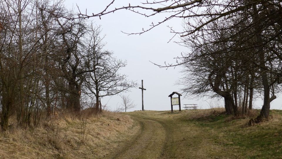 Cesta na Mejšlenský kopec U křížku, kde kdysi stávaly vinice