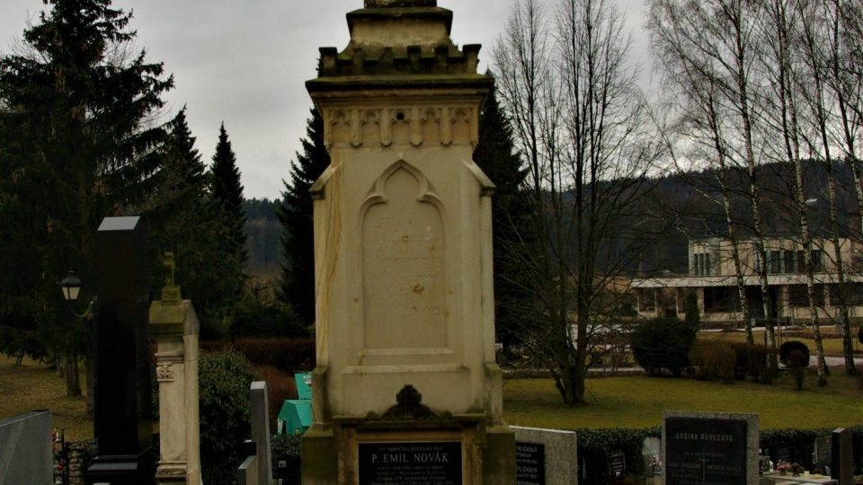 V blízkosti zvonice je i hrob rtyňského faráře Emila Nováka, který ve zdejší farnosti blahodárně působil 27 let
