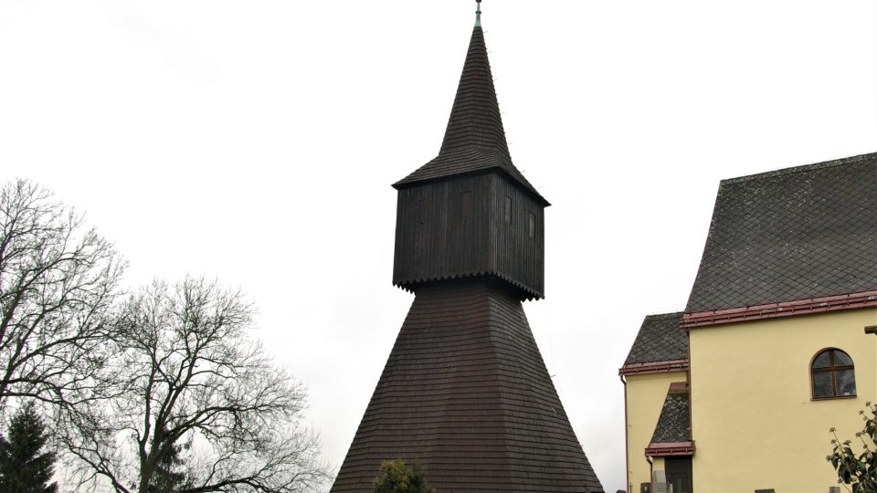 Zvonice ve Rtyni v Podkrkonoší se dostala i do znaku města