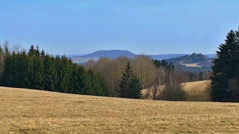 Okolní krajina s horou Vladař na obzoru