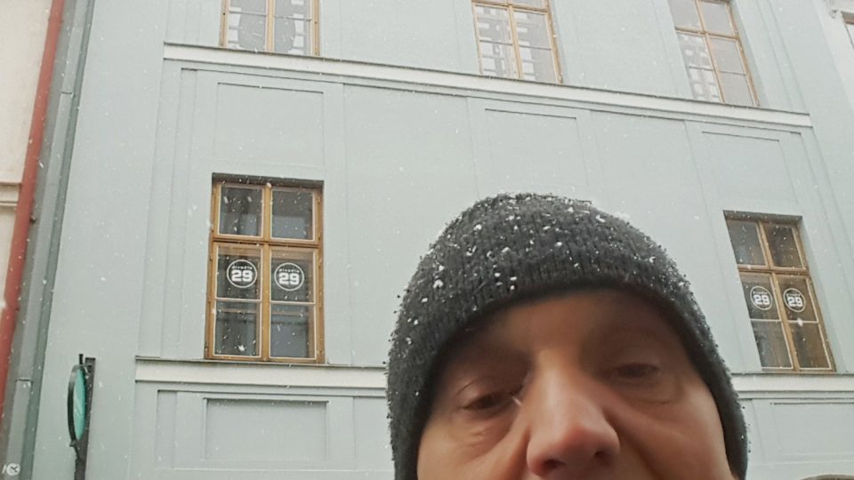 David Vávra na selfie před budovou Českého rozhlasu Pardubice