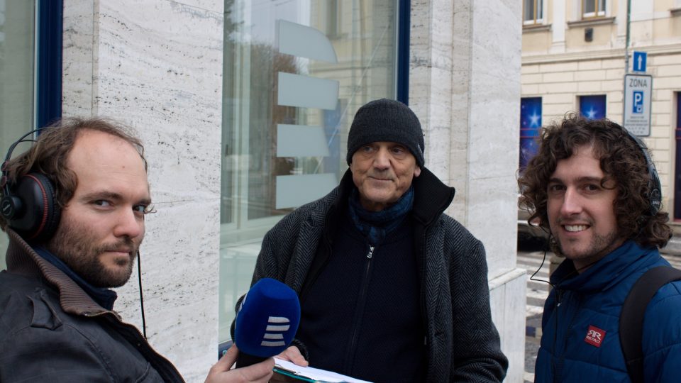 Natáčení hradeckého dílu pořadu Tady bydlí rozhlas (zleva zvukař Ondřej Gášek, David Vávra a autor Jan Herget) 