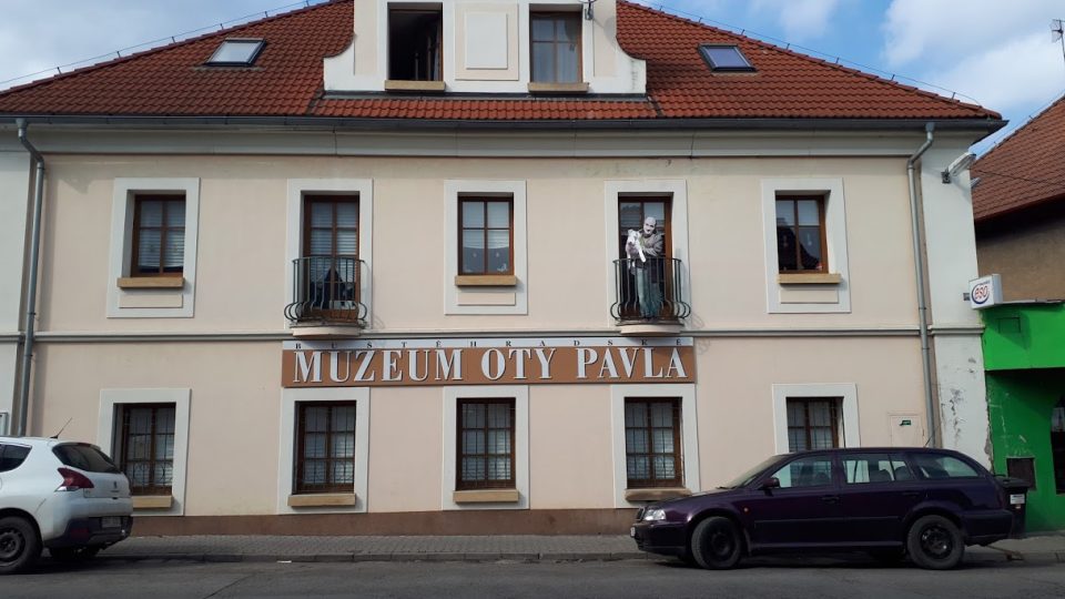 Buštěhradské Muzeum Oty Pavla stojí na hlavní silnici ve směru na Kladno. Nemůžete je minout