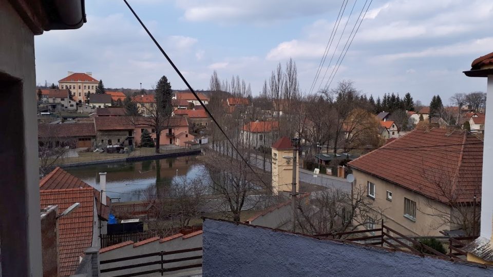 Dům Popperů čp. 54 stojí mezi Novým a Starým rybníkem. V držení rodu byl už od 19.století