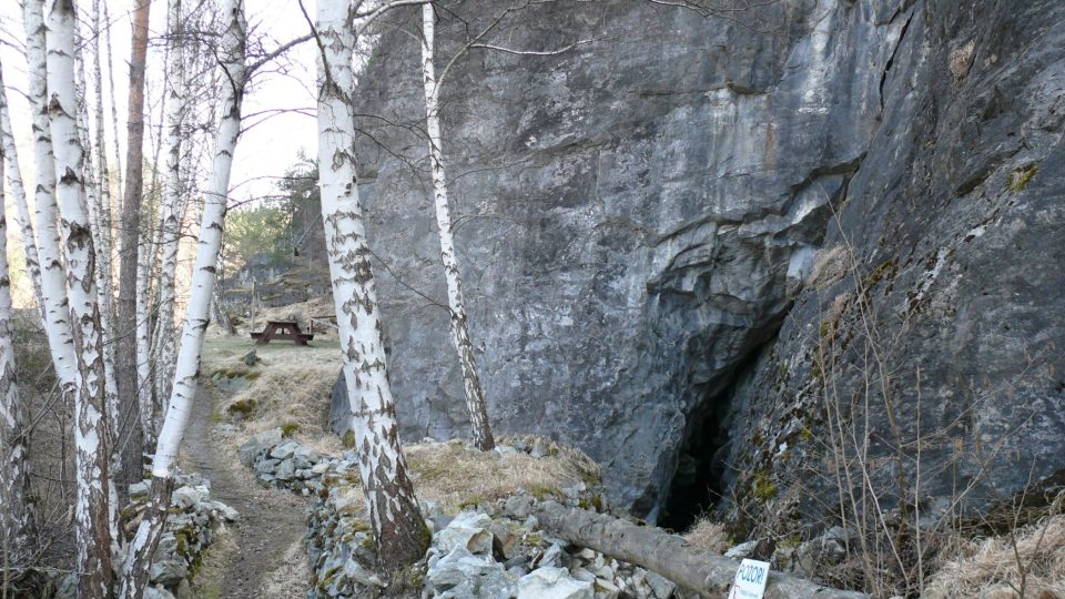 Sudslavická jeskyně byla původně rozsáhlejší, část skály ale byla odtěžena