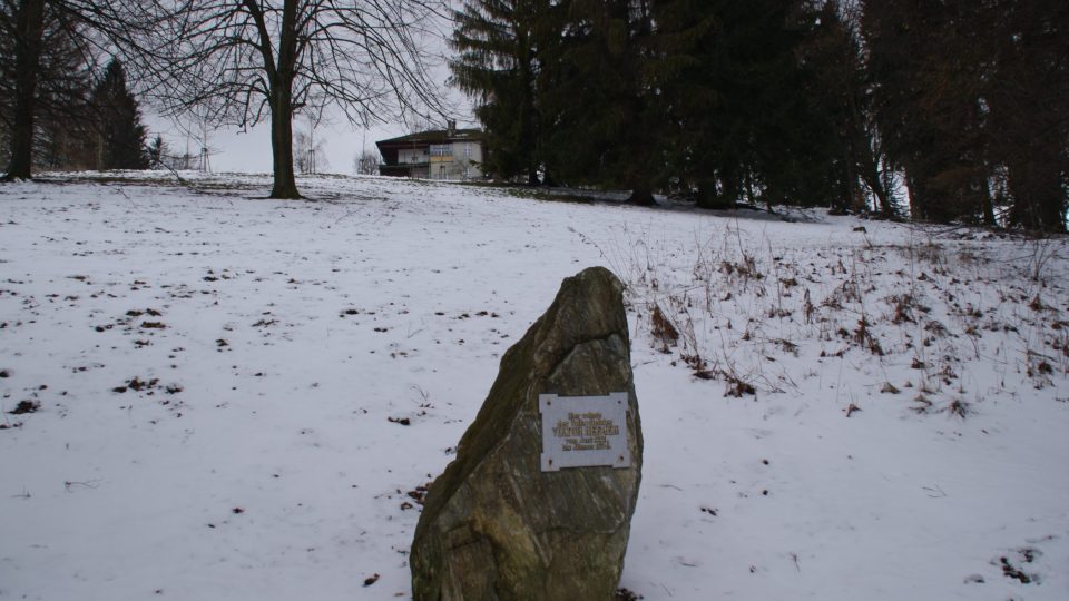 Heegerův kámen připomíná pobyt slezského barda v domku, který dodnes stojí na vrcholu kopce