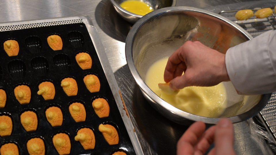 Madlenky v polevě namáčíme tak, že sušenku držíme za zvednutý prostředek těsta