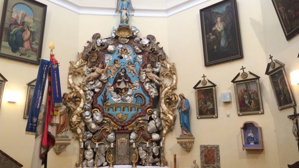 Barokní oltář zřejmě pochází z poutního kostela v Bystrém