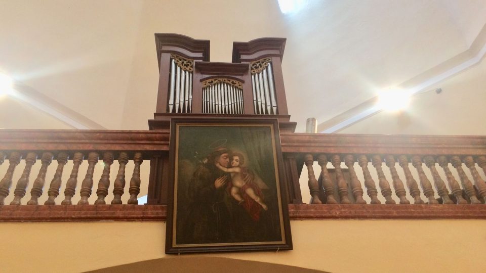 Kaple v Hartmanicích má vlastní kúr a na něm varhany