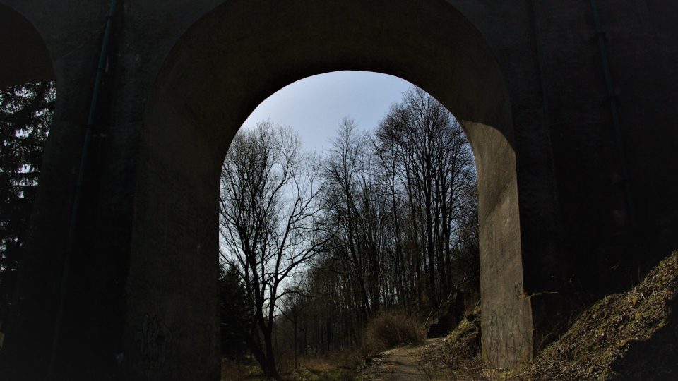 Okno mostního oblouku směrem od Roškopova