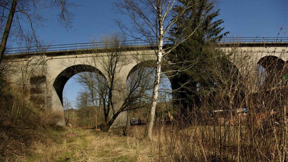Pohled na viadukt od potoka Rokytky