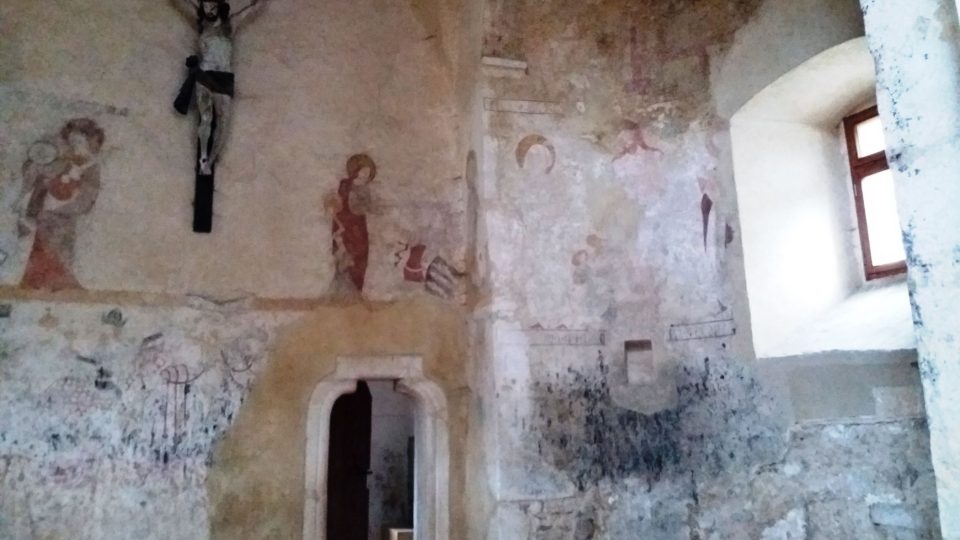 V nejstarší části kostela jsou zachované staré výmalby
