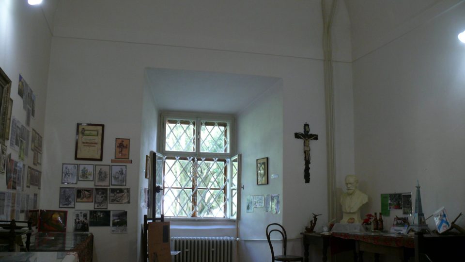 V místnosti na zámku, kde spisovatel zemřel, je nyní malá pamětní síň
