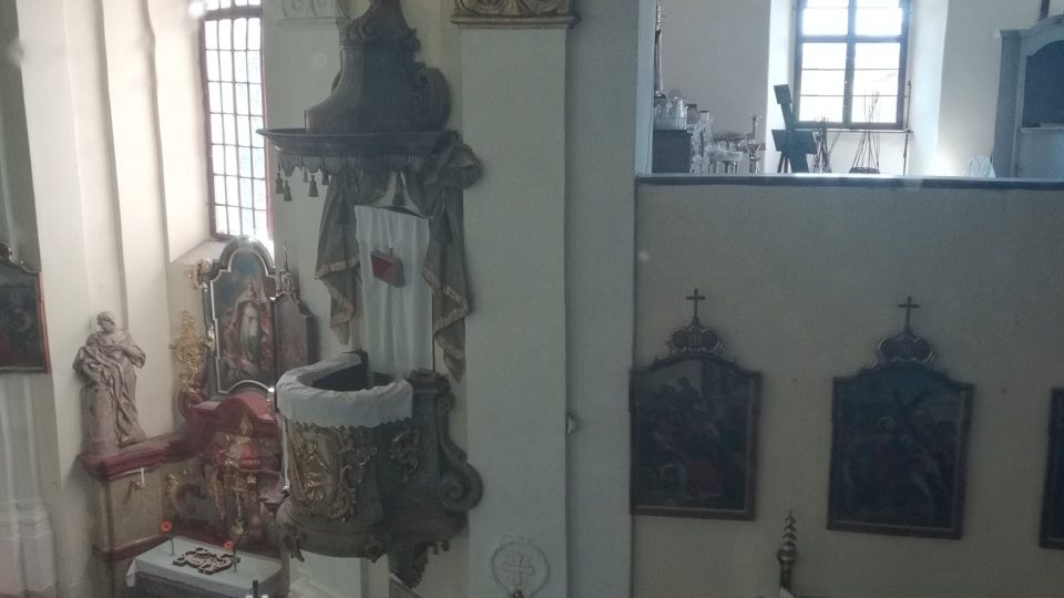 Pohled z oratoře do kostela na basreliéfy