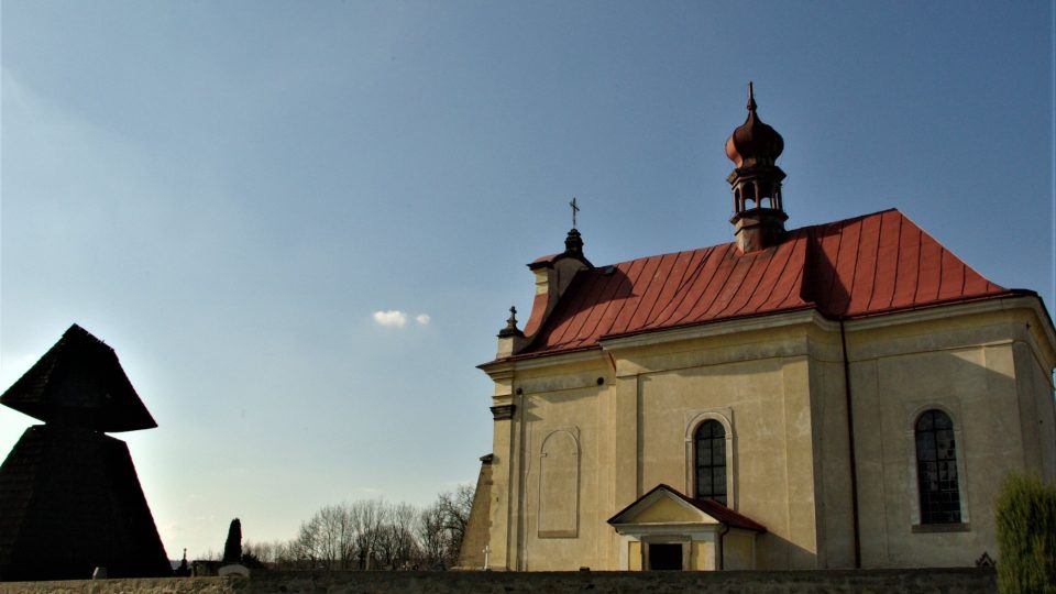 Pozdně barokní zvonice a barokní kostel Nanebevzetí Panny Marie v Oseku u Sobotky