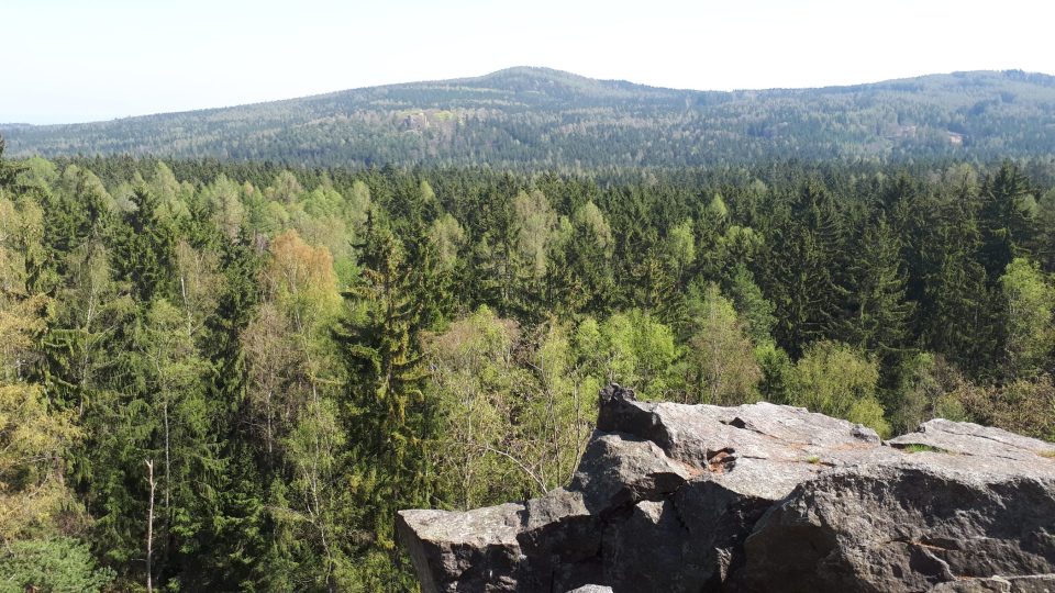 Pohled z JIndřichovy skály na vrch Beranec i zříceninu hradu Valdek, který se schovává v lesích na svahu Berance