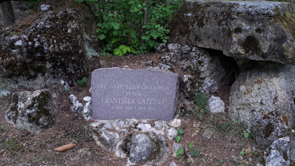 Na tomto místě rád sedával básník František Lazecký. Dnes tady má pamětní desku