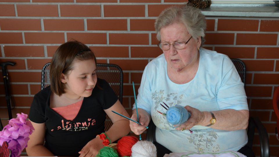 Senioři předvedli dětem ukázky ručních prací 