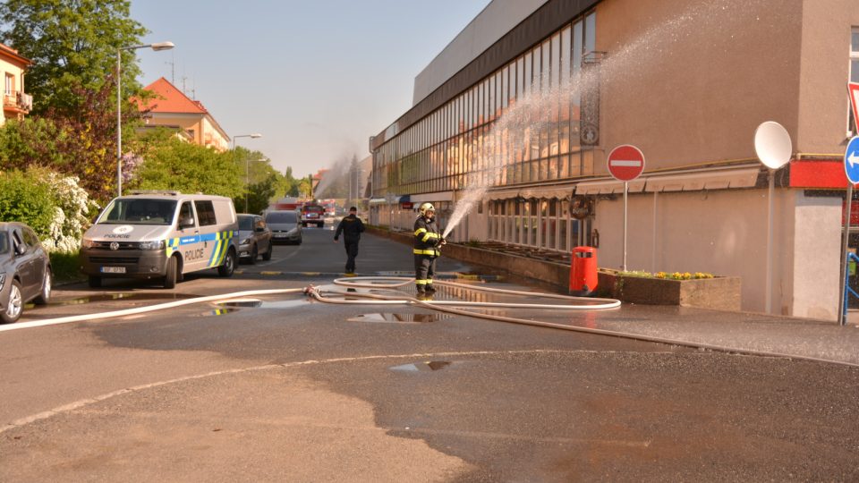 Hasiči likvidují úniku čpavku na stadionu v Příbrami 