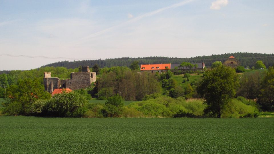 Pochod vede malebnou krajinou