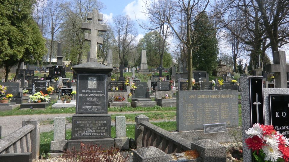 Pomníky ruských emigrantů na hřbitově