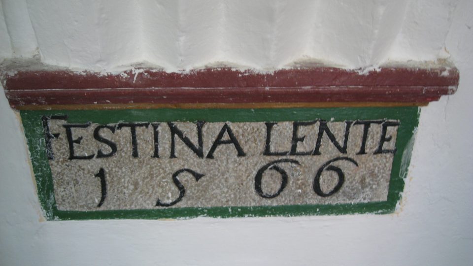 Původní latinský nápis v budově na Kostelním náměstí