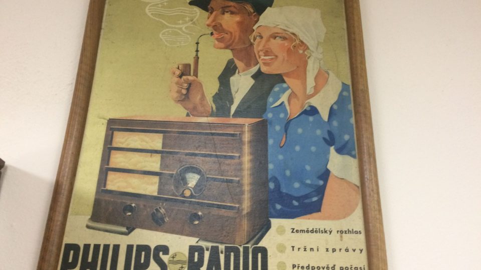 Reklamní plakát k rádiu, které má Karel Hrodek také ve své sbírce
