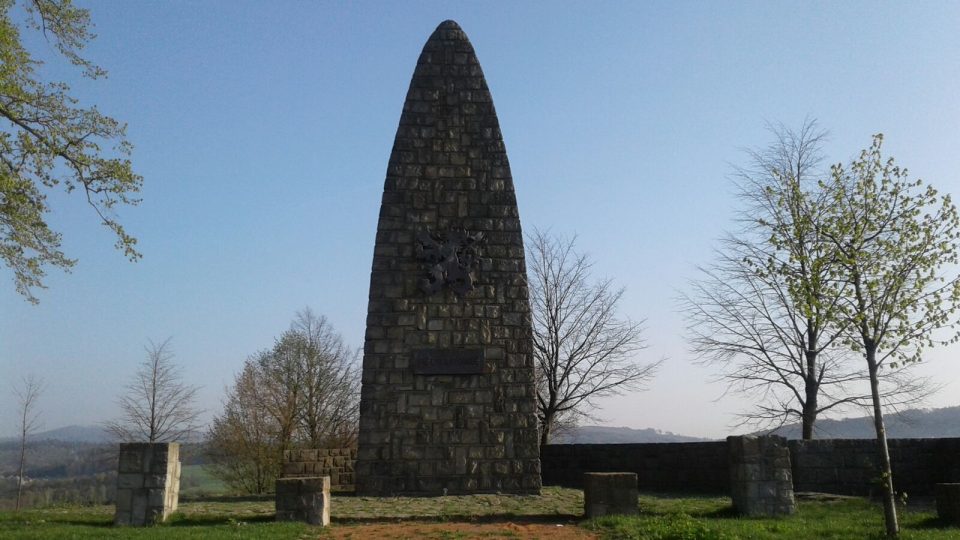 V roce 1948 na vrchu vyrostl monumentální, deset metrů vysoký památník obětem první a druhé světové války