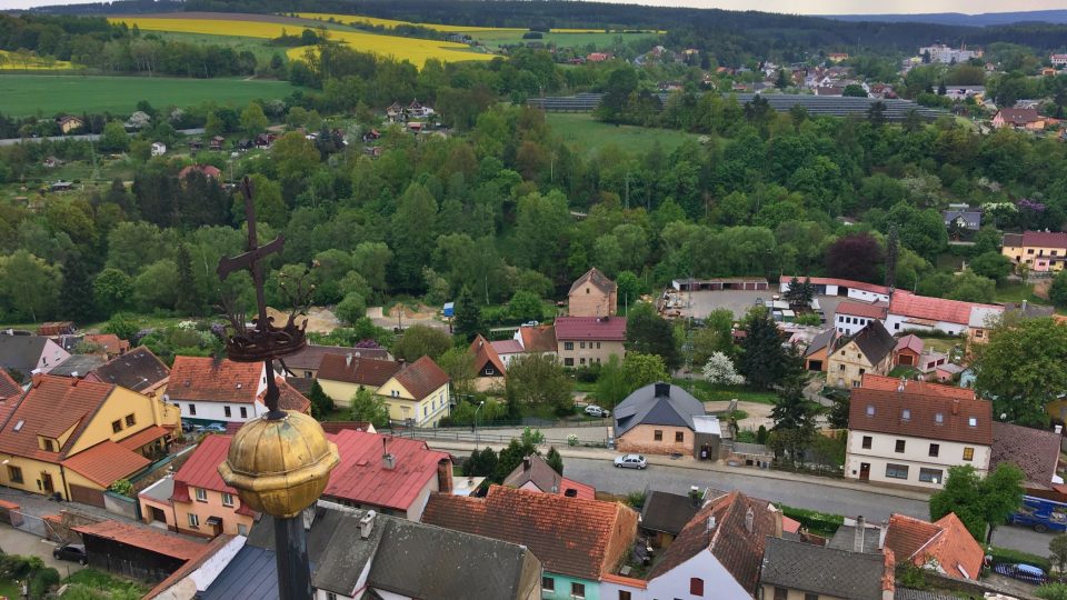 Pohled přes věžičku kostela