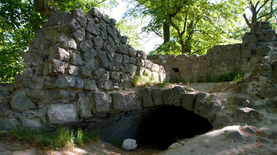 Hrad byl postaven ze skládaných pískovcových kamenů