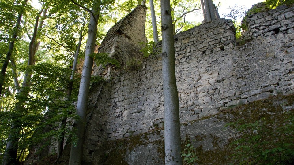 Hrad stojí na pískovcové skále