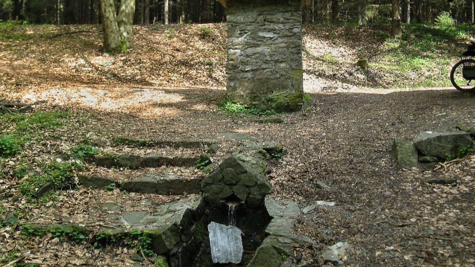 Rudolfův pramen je jedním ze zdrojů vody pro řeku Březnou