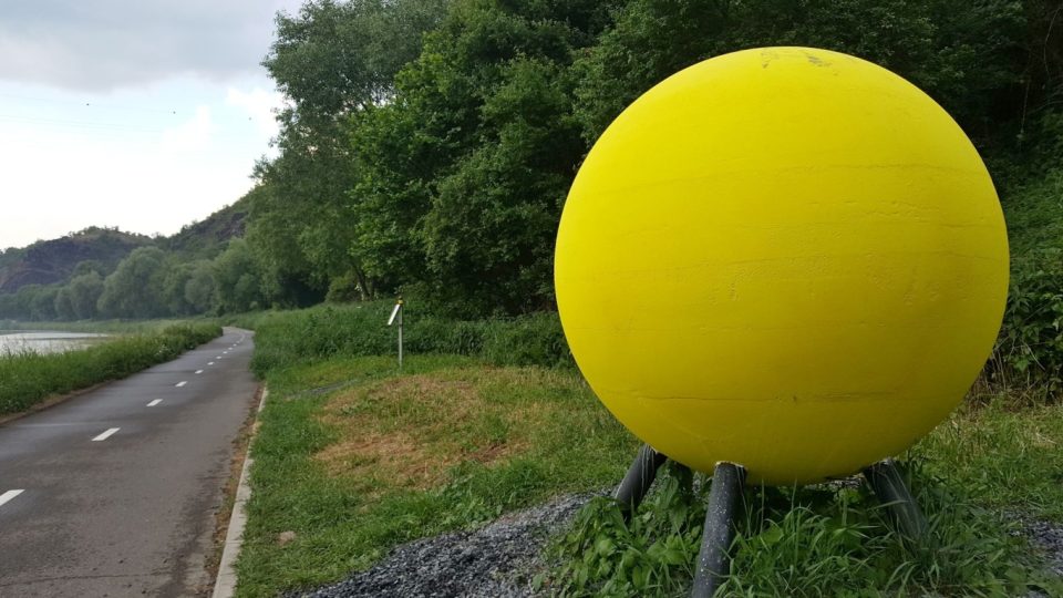 Slunce je z betonu a váží asi 4 tuny, aby ho neodnesla případná povodeň