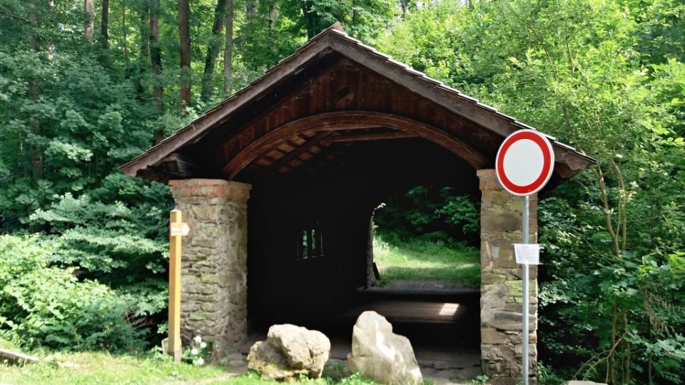 Dřevěný most vyrostl v podhradí Pernštejna v 60. letech 19. století 