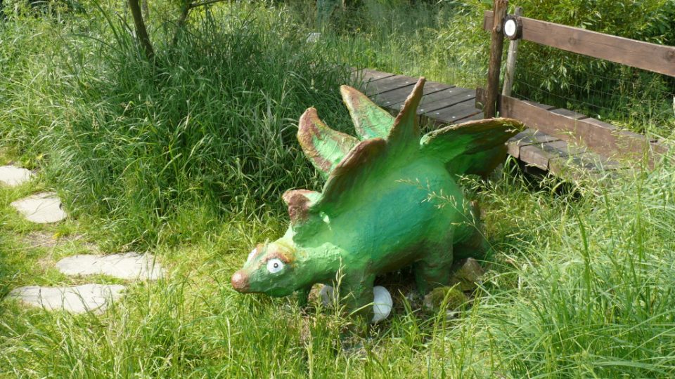 Tenhle trpasličí stegosaurus sedí na vejcích