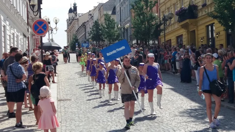 Mažoretky v průvodu