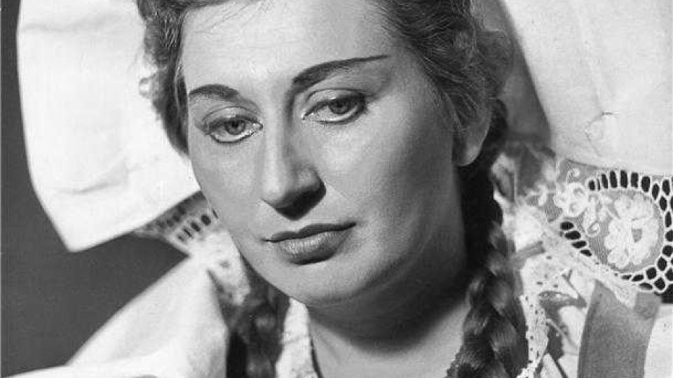 Libuše Domanínská v roli Mařenky ve Smetanově Prodané nevěstě, Národní divadlo 1955